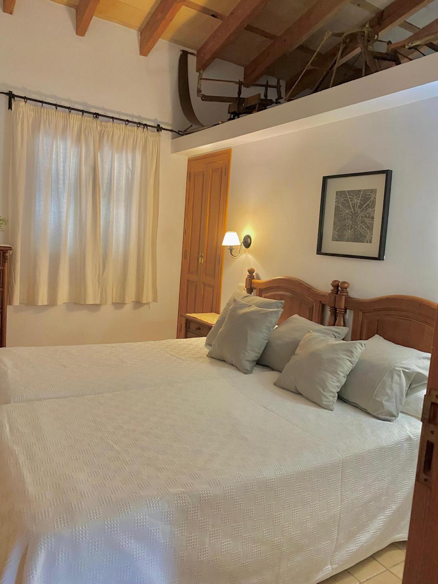 Puerto De Pollensa Villas And Apartments, With Private Mountain Ideal For Runners, Trailers,Near Puerto Pollensa Beach Approximately 5 Minutes Walking, Unique Experience In A Ullal Old Typical Mallorca House With Private Mountain And Near To The Beac Luaran gambar